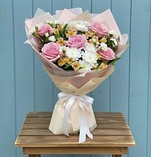 Букет цветов из:  Гвоздики, Орхидеи и Розы в Новопетровское
