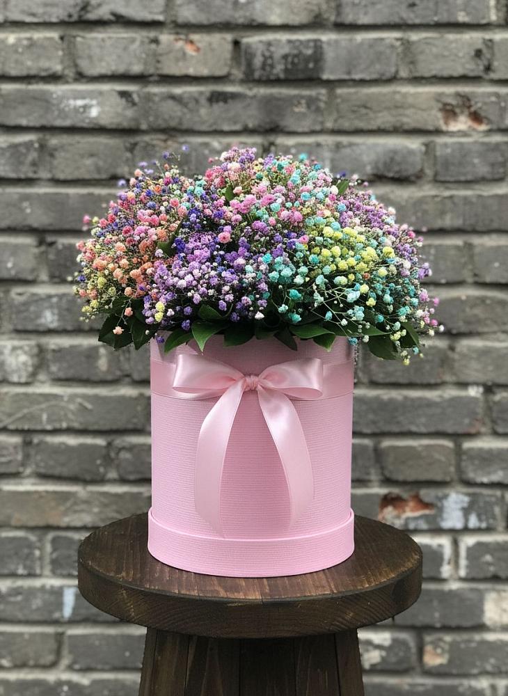Цветочная композиция из Гипсофила и Розы в шляпной коробке в Новопетровское