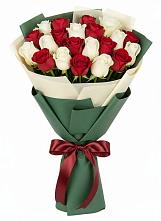 Букет Микс из красных и белых роз в Новопетровское