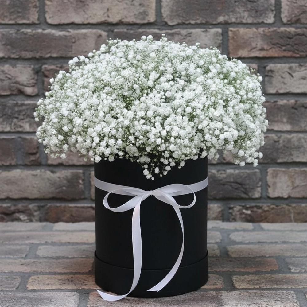 Цветочная композиция из Гипсофила в шляпной коробке в Новопетровское