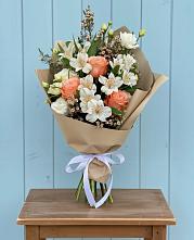 Букет цветов из:  Альстромерии, Лизиантусы, Розы и Хризантемы в Новопетровское