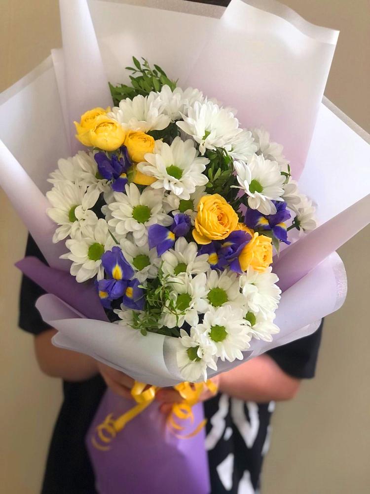 Букет цветов из: Ирисы, Хризантемы и Розы в Новопетровское
