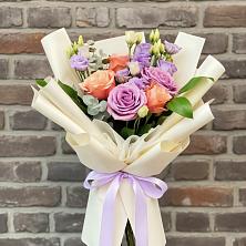 Букет цветов из:  Лизиантусы и Розы в Новопетровское