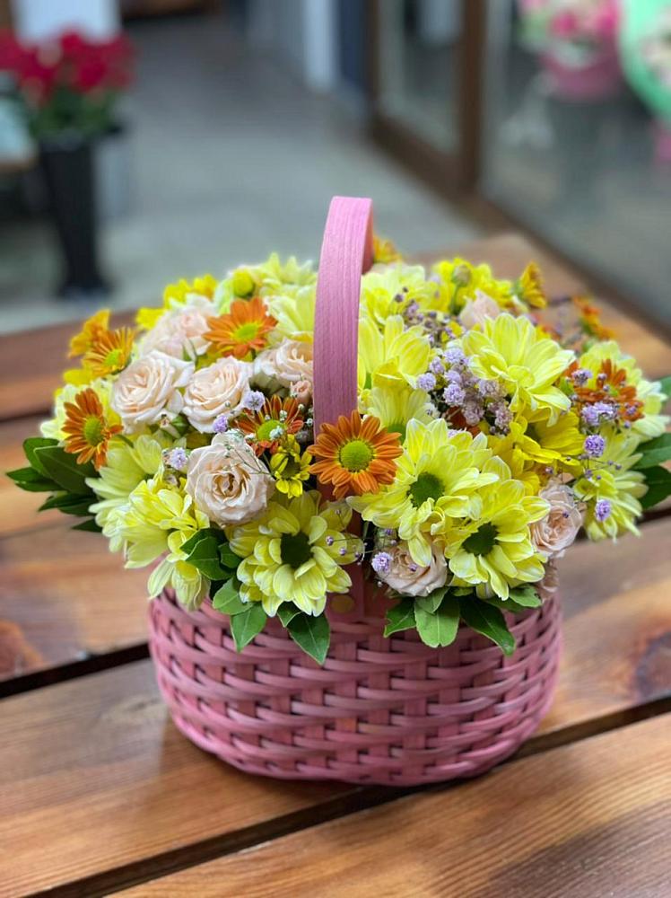 Цветочная композиция из Хризантемы и Розы в корзине в Новопетровское
