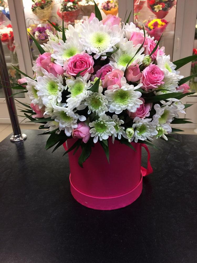 Цветочная композиция из Розы и Хризантемы в шляпной коробке в Новопетровское