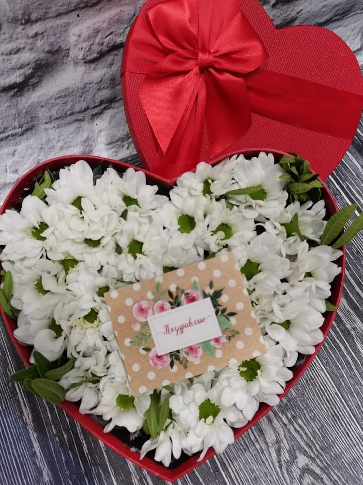 Цветочная композиция из Хризантемы в виде сердца в Новопетровское