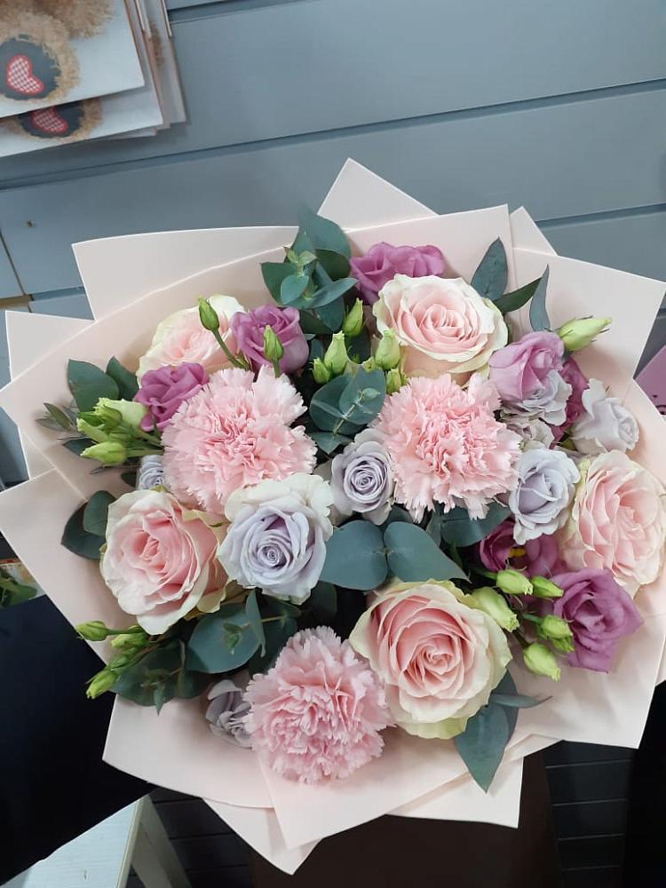 Букет цветов из: Розы, Гвоздики и Лизиантусы в Новопетровское